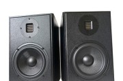书架音箱连接低音炮的方法是什么？