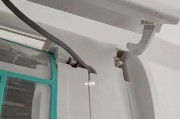 美的空调手动开关及异味清理指南（找到空调手动开关位置）
