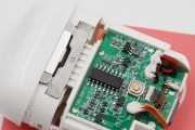蓝牙耳机充电仓指示灯关闭方法？