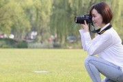 录像时如何正确手握相机镜头进行拍照？