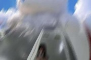 手机拍照时为何会意外掉落窗外？