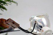 投影仪内部有几个灯泡？每个灯泡的作用是什么？