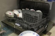 解决洗碗机碗变黄的问题（如何清洁洗碗机内的黄色污渍）