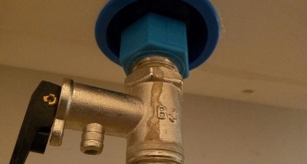 热水器侧方漏水修理方法（掌握修理技巧）
