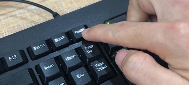 电脑键盘错乱怎么恢复正常（教你一招立马恢复键盘的使用）