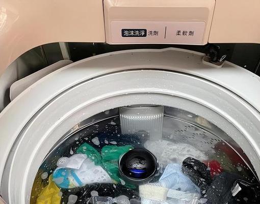 如何简便清洗洗衣机内的污垢（教你一个省时省力的方法清洁洗衣机）
