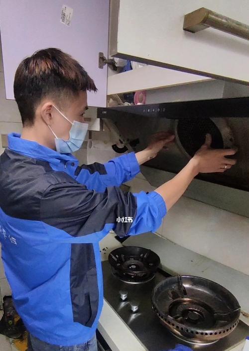 清洗油烟机，让小区环境更清新（传播环保理念）