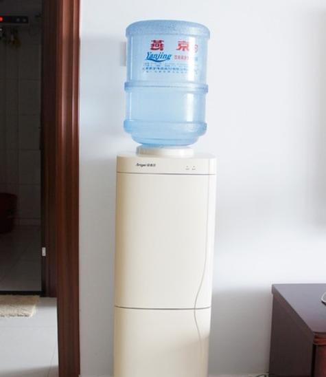 去除饮水机异味，让您喝上清新水（有效清洗方法及预防措施）