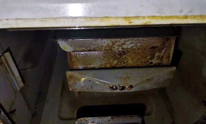 油烟机缝隙清洗方法（快速高效的清洗技巧）