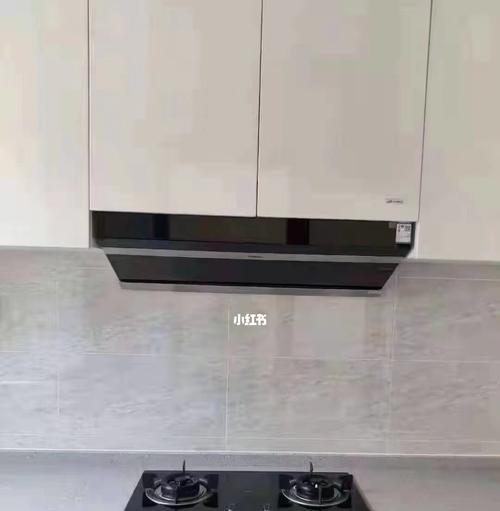 如何正确清洗老板抽油烟机内腔（轻松解决油烟机清洁难题）