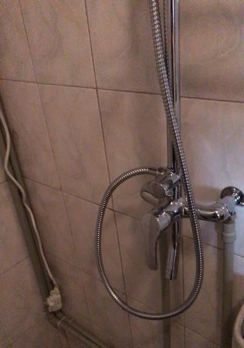 立式花洒连接热水器的方法（掌握正确的连接步骤）