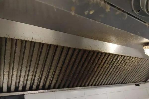 清洗抽油烟机管道的正确方法（保证抽油烟机正常工作的关键步骤）