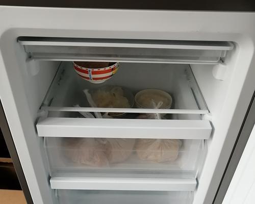 如何有效处理冰箱冷冻室的霜（快速清除霜）