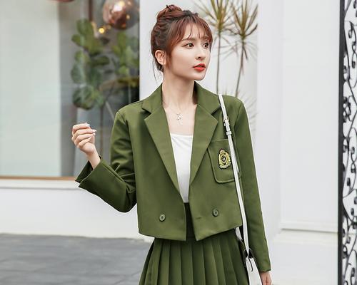 军绿色搭配什么颜色最时尚？如何打造完美军绿色穿搭？