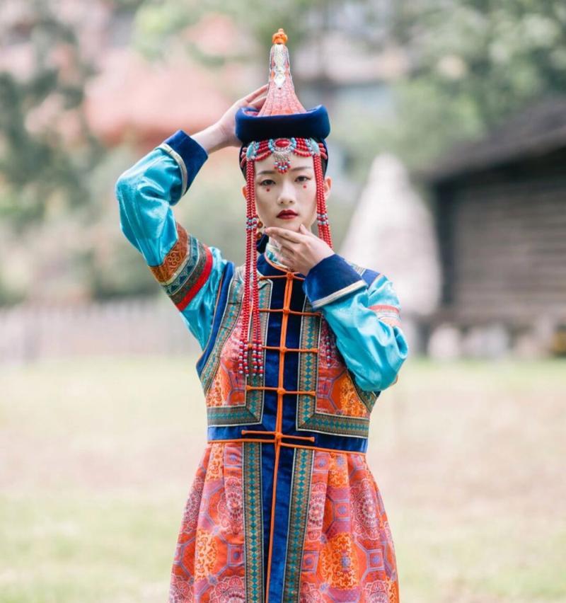 蒙古族喜爱什么颜色的衣服？传统服饰色彩有何讲究？