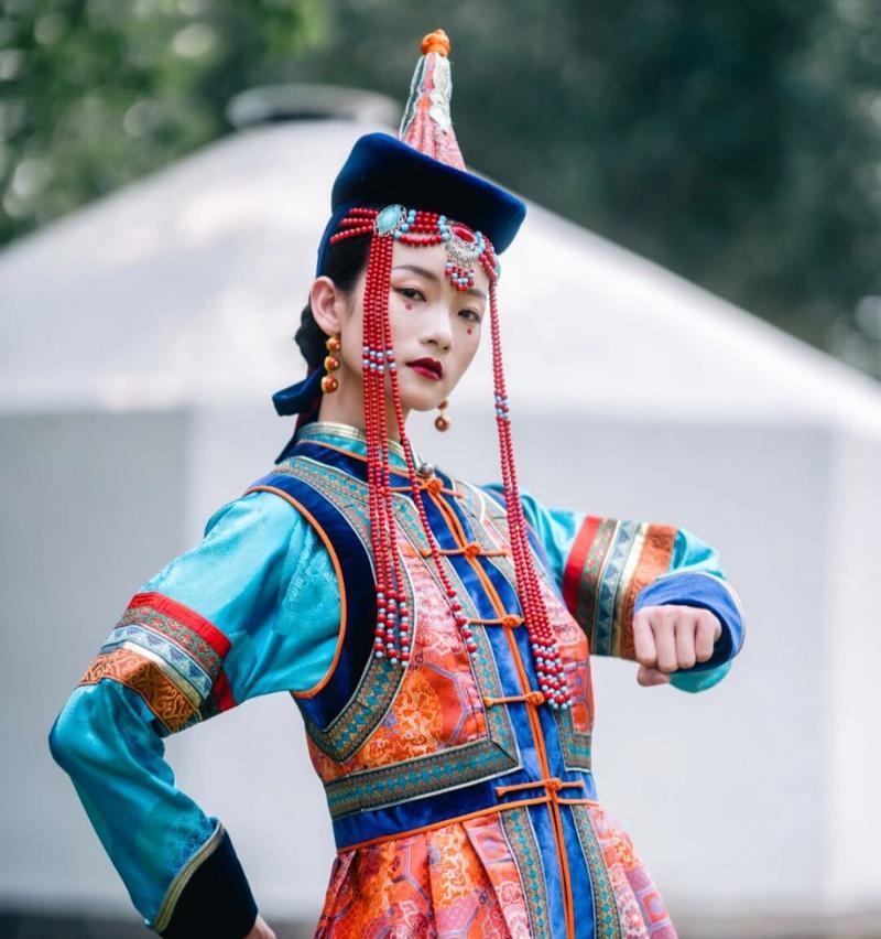 蒙古族喜爱什么颜色的衣服？传统服饰色彩有何讲究？