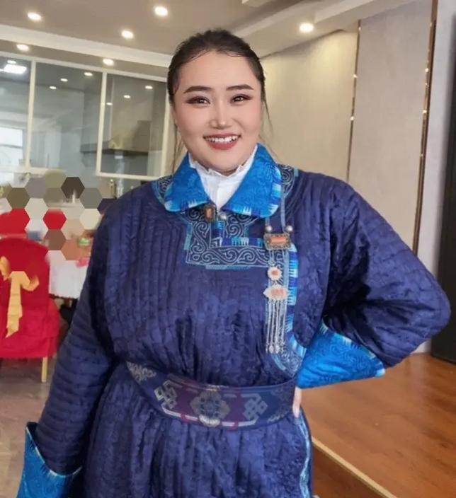 蒙古族喜爱什么颜色的衣服？传统服饰色彩有何讲究？