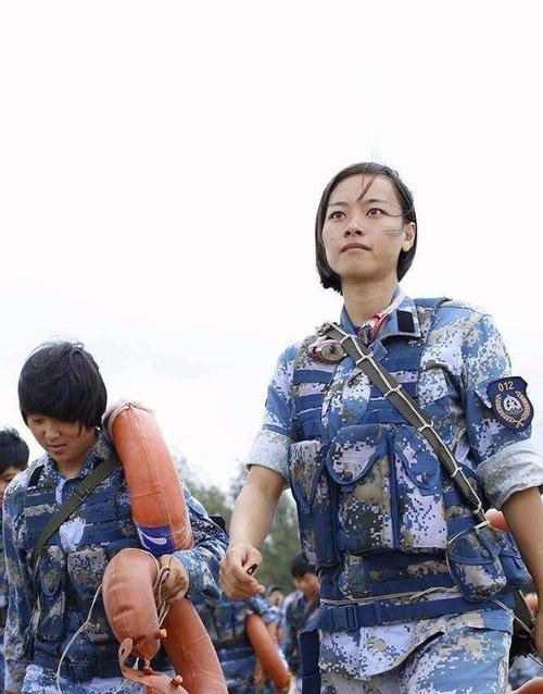 仰卧起坐时手部放置的最佳方式是什么？如何通过手部位置减轻压力？