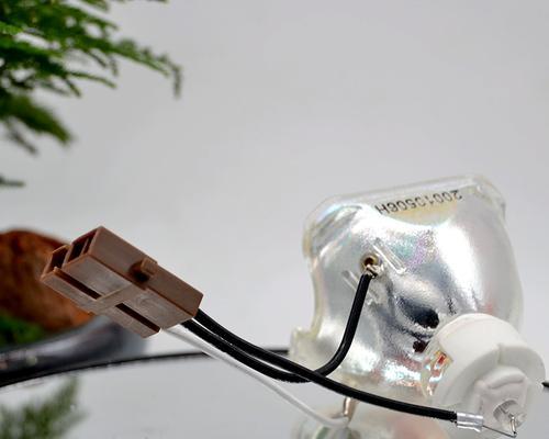 投影仪内部有几个灯泡？每个灯泡的作用是什么？