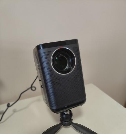 德基使用的投影仪品牌是什么？该投影仪性能如何？