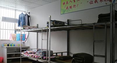 如何在宿舍配置电脑网络？需要哪些设备和步骤？