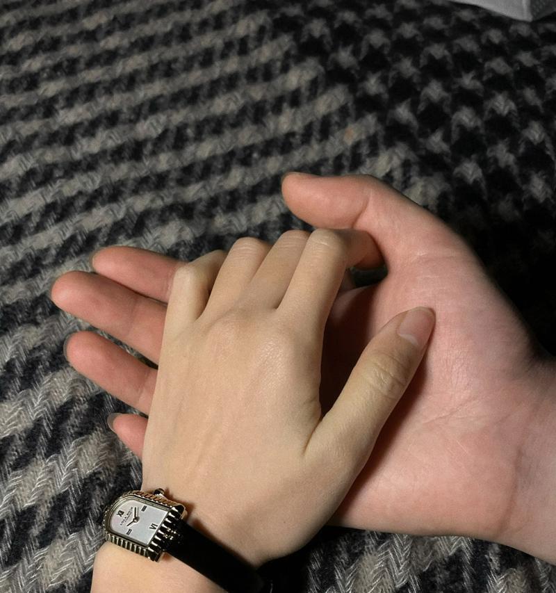 手机上如何处理牵手拍照的美化？
