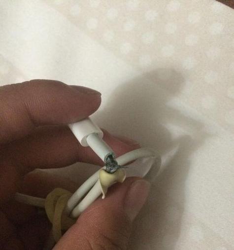 乐酷手机充电器拆解步骤是什么？