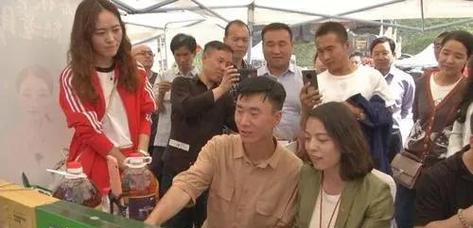 主播在直播时如何正确持握平板电脑？