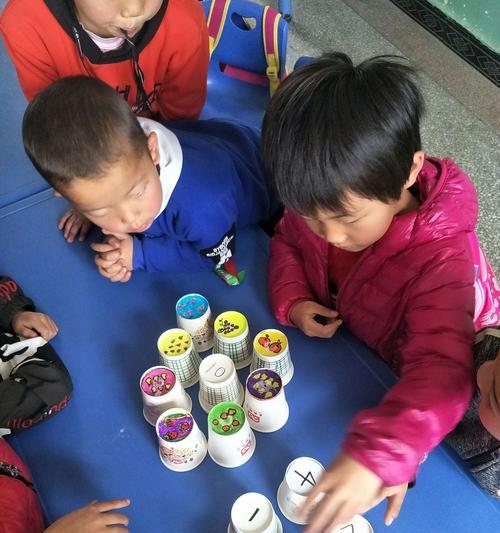 手机摄像头粘纸杯的方法是什么？操作中应注意什么？