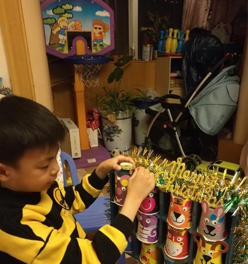 手机摄像头粘纸杯的方法是什么？操作中应注意什么？